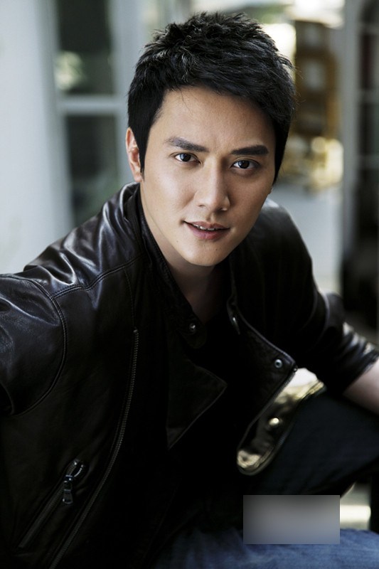 冯绍峰，“纺织巨头”唯一继承人。父亲为纺织富商，身家近10亿。