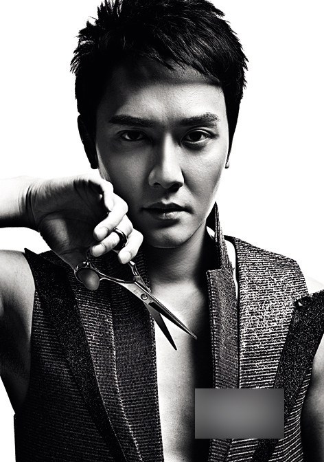 冯绍峰，“纺织巨头”唯一继承人。父亲为纺织富商，身家近10亿。