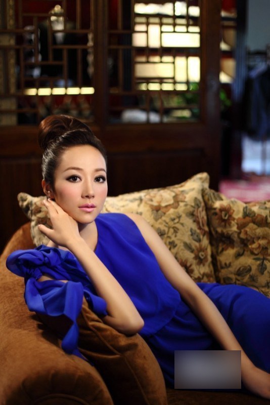 韩雪，爷爷韩怀智曾任职解放军副总参谋长，外公是原北京军区司令员王近山（亮剑原型，那部片子韩家有投资拍摄的），大伯是现任军委委员，兰州军区副司令员，两个舅舅都是部级干部，父亲是北京某集团公司董事会主席，公司业务涉及地产，金融，娱乐，餐饮，商贸等，继父是上海广电的老总。