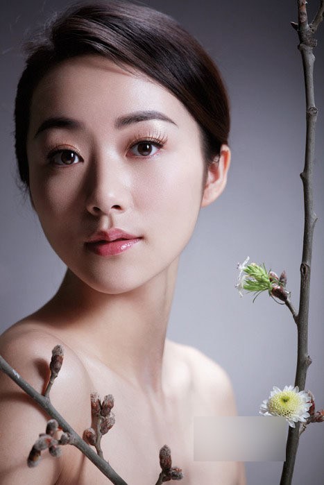 韩雪，爷爷韩怀智曾任职解放军副总参谋长，外公是原北京军区司令员王近山（亮剑原型，那部片子韩家有投资拍摄的），大伯是现任军委委员，兰州军区副司令员，两个舅舅都是部级干部，父亲是北京某集团公司董事会主席，公司业务涉及地产，金融，娱乐，餐饮，商贸等，继父是上海广电的老总。