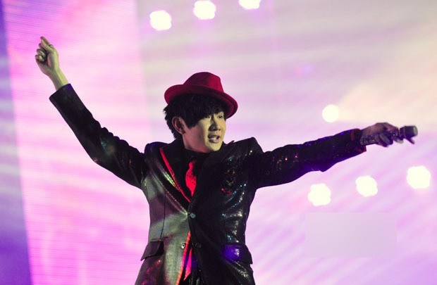 林俊杰，其父林远翔是新加坡某通讯集团的董事，其兄长是美国某电子企业总经理，其姑父是日本某著名相机企业（传说中的佳能）的CEO兼首席执行官。