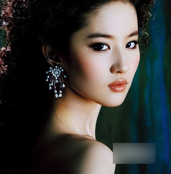 刘亦菲，生父安少康，原武汉大学法文教授，曾翻译长江文艺版《巴黎圣母院》，现任外交部驻法国一等外交秘书。