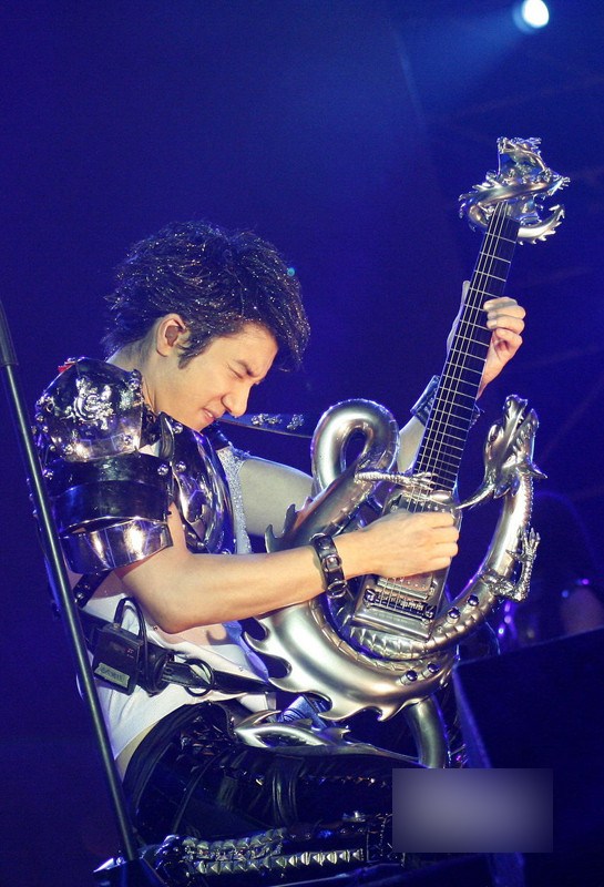 王力宏的家世可不得了，且听娓娓道来：外曾祖父：许凤藻（1891—1953），天津人，为中国知名的海军将领曾有功于武昌首义，并受国父孙中山先生接见题字：“闻鸡起舞”。奶奶：许留芬，许凤藻将军长女，清华大学经济系毕业，后任职台北商专的会统科主任，经济学讲师，著有《会计学原理》、《英汉汉英会计学辞典》等。至今该校仍设有"许留芬赔偿金"。