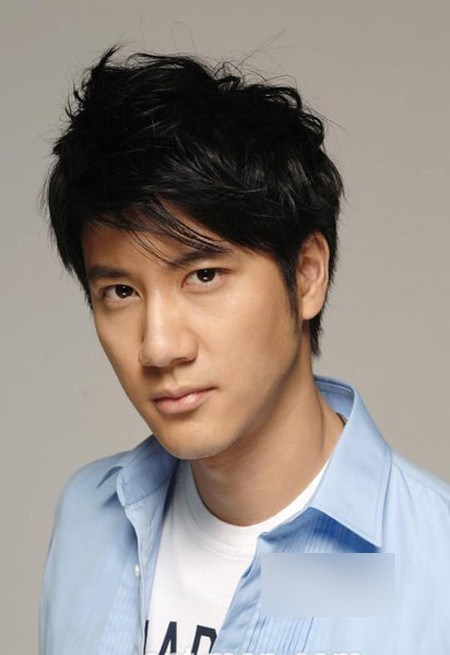 王力宏的家世可不得了，且听娓娓道来：外曾祖父：许凤藻（1891—1953），天津人，为中国知名的海军将领曾有功于武昌首义，并受国父孙中山先生接见题字：“闻鸡起舞”。奶奶：许留芬，许凤藻将军长女，清华大学经济系毕业，后任职台北商专的会统科主任，经济学讲师，著有《会计学原理》、《英汉汉英会计学辞典》等。至今该校仍设有"许留芬赔偿金"。