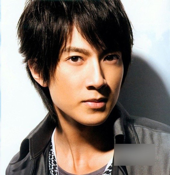 吴尊，家世显赫，来自巨富之家。他的祖父早在上世纪初由台湾金门移民到文莱，落地生根并生下五个儿女。吴尊的父亲吴景添排第二，在汶莱市中心经营房地产公司，地产发展和中介，生意横跨中国和文莱两国。 据说吴尊的伯父吴景进是文莱十大富豪之一。另外，吴伯父还是当地金门建筑创办人，也是《文莱时报》的董事之一。