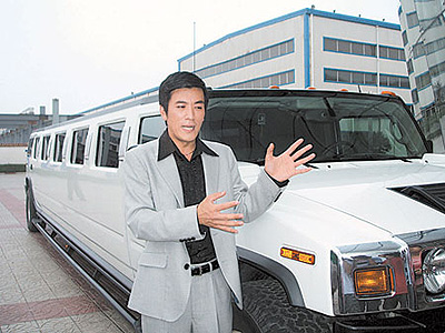 杨子，拥有亚洲唯一的超长悍马车、价值22万美金的VERTU手机，还拥有46亿年才出一块的祖母绿戒指，他收藏瓷器长达十几年，在北京的家中拥有一个私人瓷器博物馆，他是第12届大学生电影节“最佳新人奖”得主，还是中国巨力集团的执行总裁，很多人把他称为“谜一样的男人”。