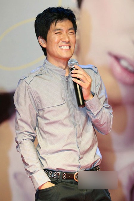 杨子，拥有亚洲唯一的超长悍马车、价值22万美金的VERTU手机，还拥有46亿年才出一块的祖母绿戒指，他收藏瓷器长达十几年，在北京的家中拥有一个私人瓷器博物馆，他是第12届大学生电影节“最佳新人奖”得主，还是中国巨力集团的执行总裁，很多人把他称为“谜一样的男人”。