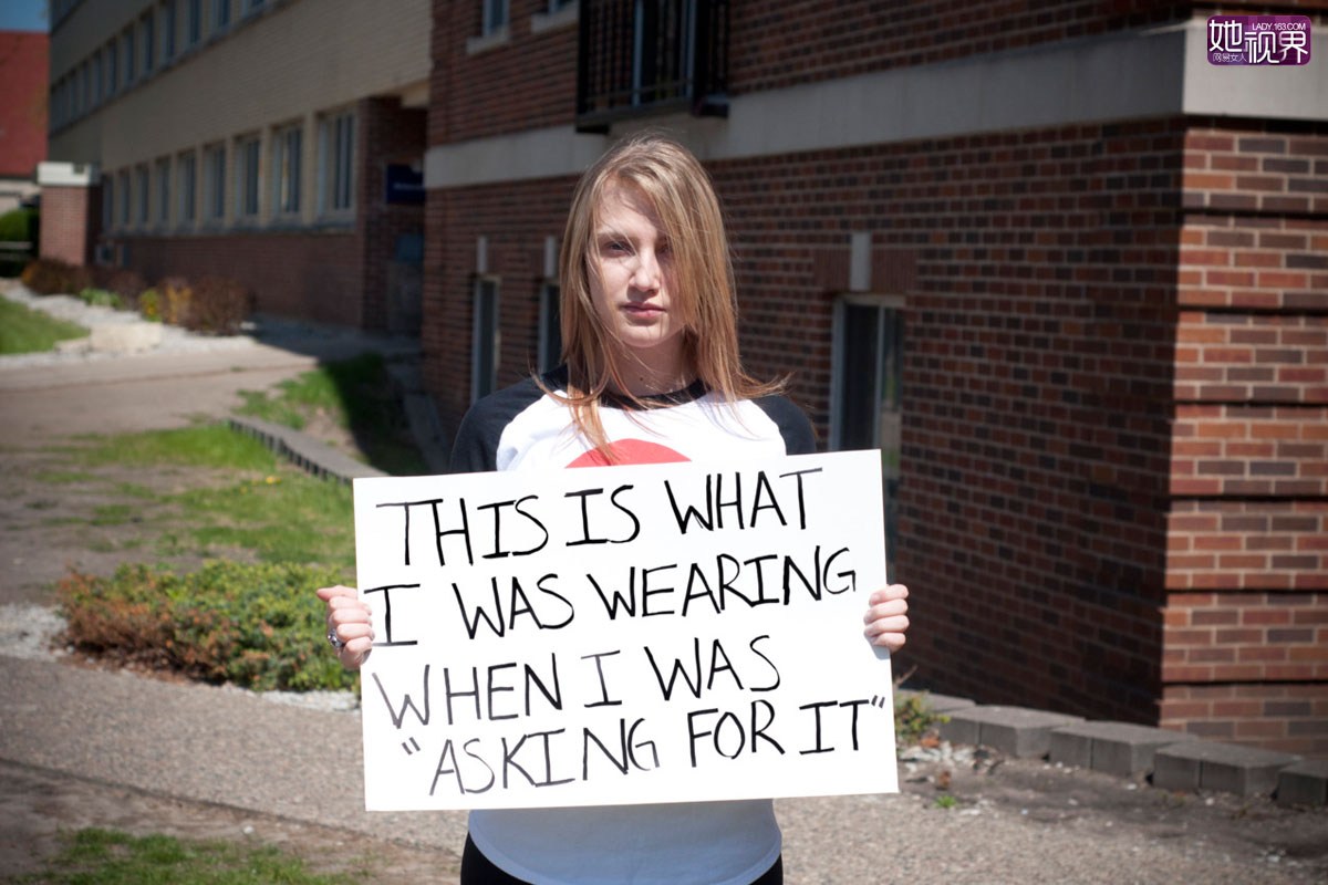 这就是我在他所谓“发骚自找”时穿的衣服。（宽松运动服）