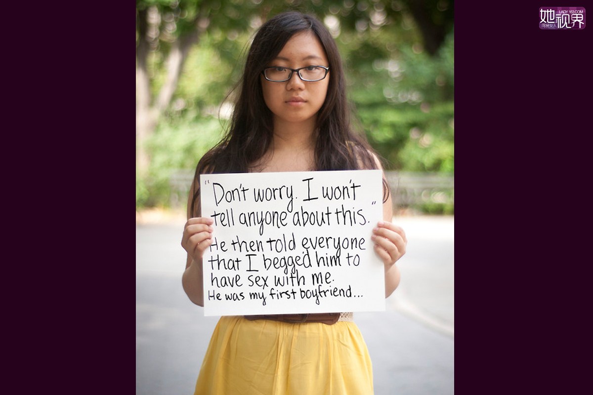 “别担心，我不会告诉别人的。”然后，他告诉所有人说，我求着他跟我发生关系。他是我第一个男朋友。