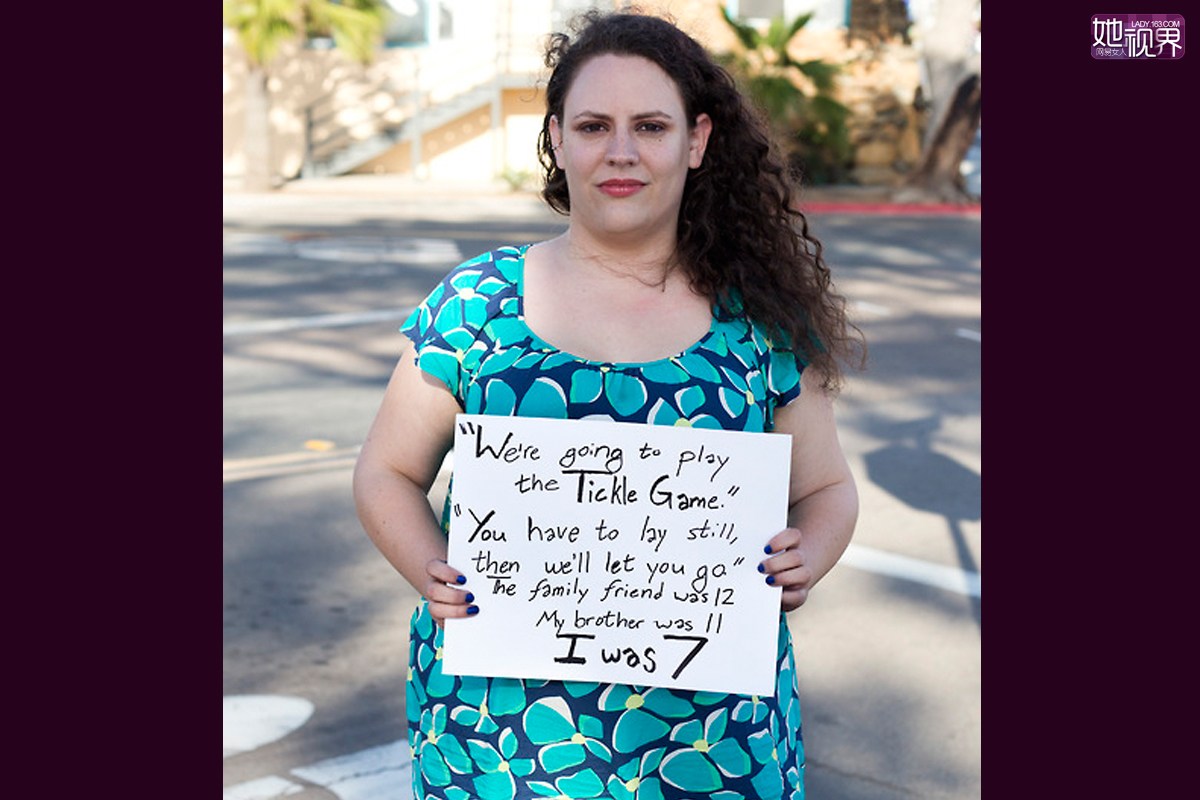 “我们来玩挠痒痒的游戏。”“你必须乖乖躺着不动，然后我们就会放你走了。”——那个亲友12岁，我哥哥11岁，我只有7岁。