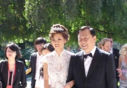 2009年9月9日，叶明子与Jonathan Mork在北京紫禁城太庙举行婚礼。图为叶明子与父亲叶选廉。（来源：网易社区）