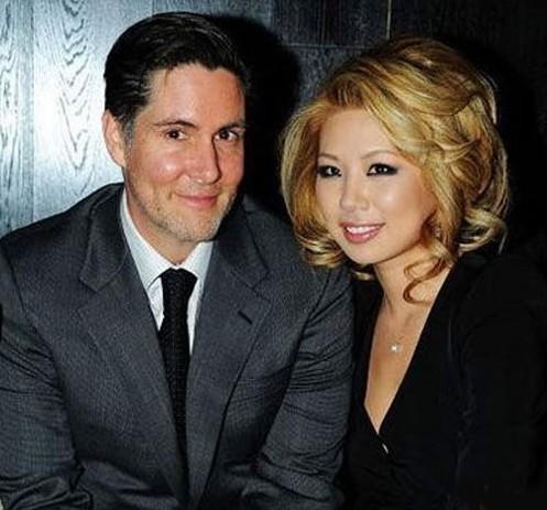 叶明子与丈夫Jonathan Mork出席时尚派对（来源：网易社区）