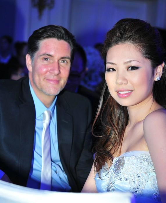 叶明子与丈夫Jonathan Mork出席时尚派对（来源：网易社区）