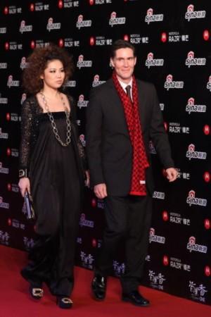 叶明子与丈夫Jonathan Mork出席时尚派对（来源：网易社区）