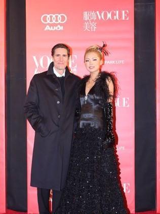 叶明子与丈夫Jonathan Mork出席时尚派对（来源：网易社区）