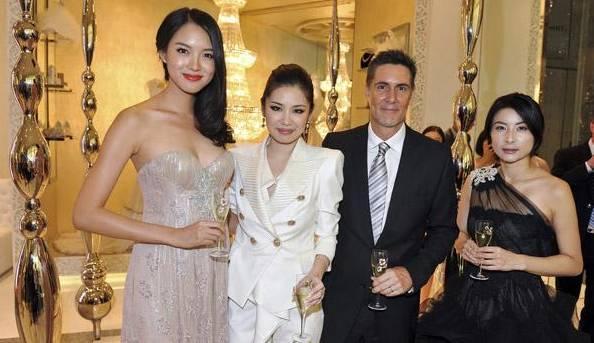 张梓琳、郭晶晶助阵设计师叶明子自创婚纱礼服品牌北京银泰中心专卖店开幕。（来源：网易社区）