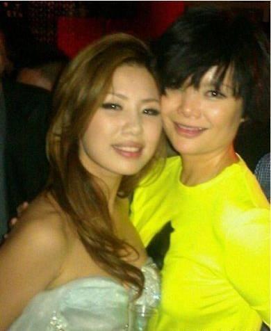 叶明子与友人合影（来源：网易社区）