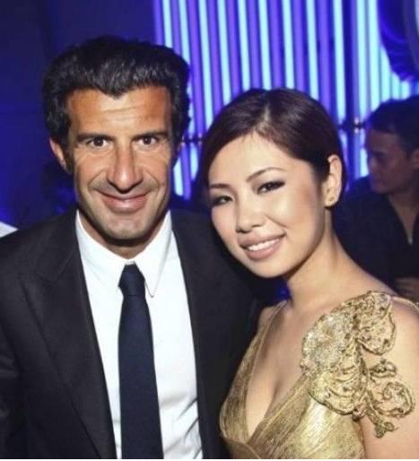 叶明子与著名球星菲戈合影（来源：网易社区）