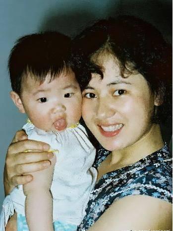 叶明子与母亲旧照（来源：网易社区）