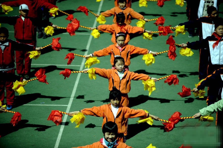 2011年4月12日，课间时间，沈阳市振兴二校的学生集体跳“双截棍”舞锻炼身体。
