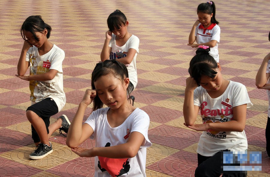 2010年10月13日，在福建晋江陈埭龙林中心小学的操场上，全校学生以班级为单位进行了一场“诗词操”比赛。图为诗歌《静夜思》里的“低头思故乡”。
