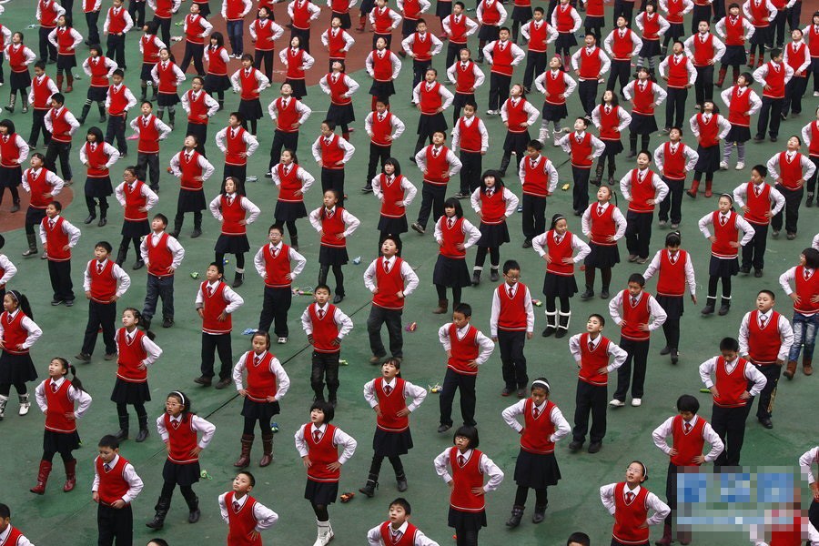 2010年12月20日上午，四川省遂宁市高升实验小学校学生正在操场做大课间操。