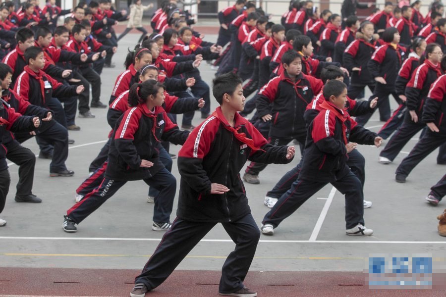 2011年2月15日，为增强学身体质，上海南汇四中的老师自己开发出一套学生太极拳，全校师生定期操练。南汇四中的同学们正在下午课间时间操练二十四式简易太极拳。