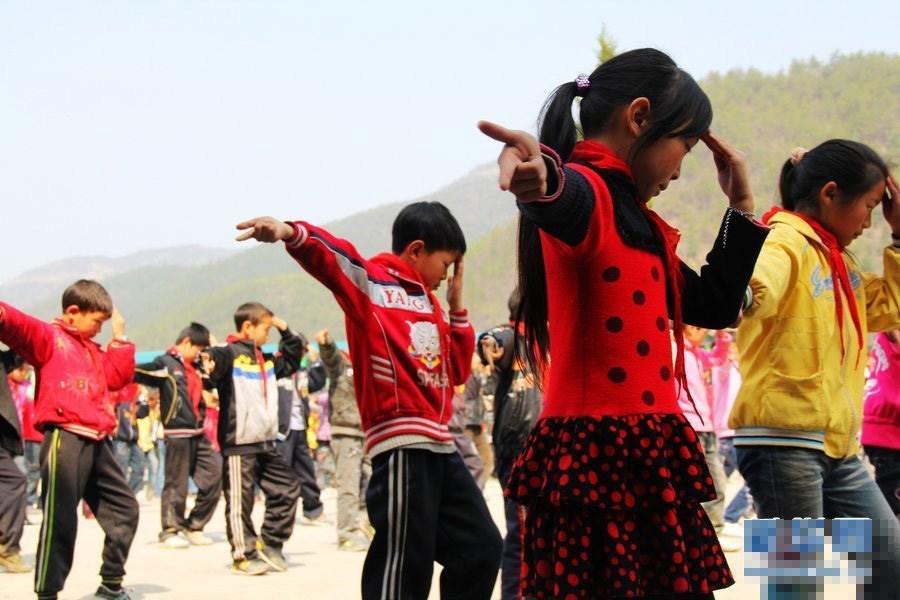 2011年4月14日，重庆巫山县笃坪乡笃坪小学，小学生齐跳课间操集体舞。图为学生们跳杰克逊舞。