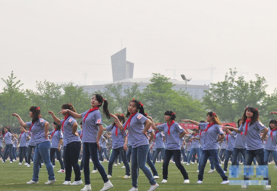 2012年4月19日，西安欧亚学院第十届田径运动会开幕式上，由新闻与传播学院、外国语学院和金融学院300名同学带来的广场舞表演《最炫民族风》蹿红网络。