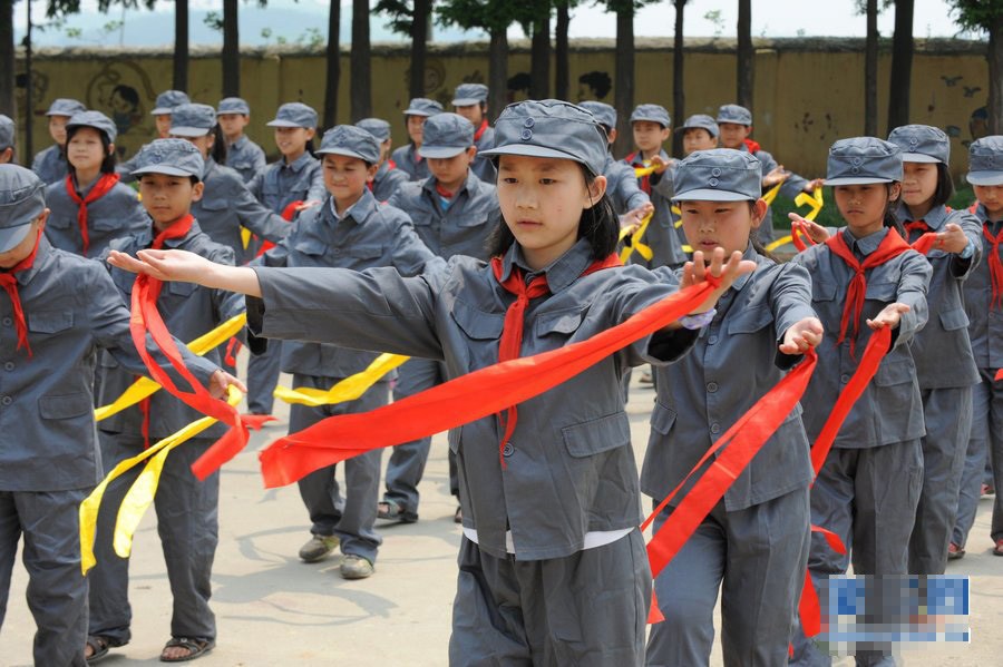 2012年6月4日，湖北省安陆市赵棚镇中心小学的同学在课间操中跳秧歌舞。