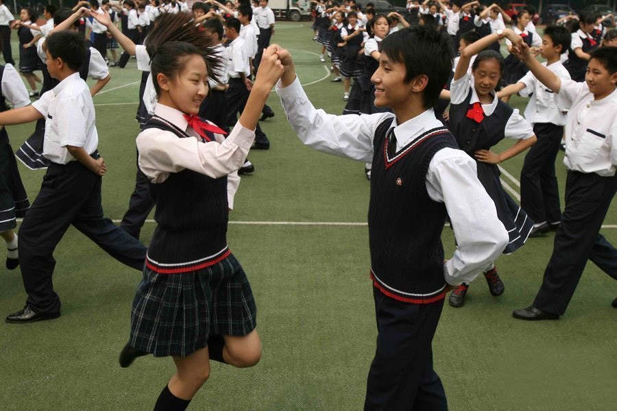 2007年6月12日上午，教育部自编的《第一套全国中小学校园集体舞》在西城二龙路中学进行展示，该校园集体舞由7个舞蹈组成，将于9月1日起全面推广。