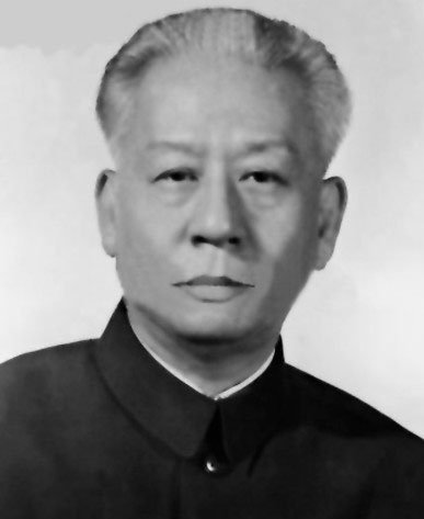 主席：刘少奇1959年4月～1965年1月(第二届全国人大期间)　　主　席： 刘少奇　　副主席： 宋庆龄 (女)、董必武　　1965年1月～1966年(第三届全国人大期间)　　主　席： 刘少奇　　副主席： 宋庆龄 (女)、董必武　　刘少奇：中国共产党和中华人民共和国的主要领导人之一，中国杰出的革命家、政治家和理论家。1898年11月24日生于湖南省宁乡县。1959年4月，在第二届全国人民代表大会第一次会议上当选为中华人民共和国主席、国防委员会主席。（来源：中华网）