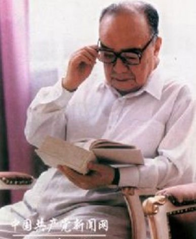 主席： 杨尚昆1988年4月～1993年3月(第七届全国人大期间)　　主　席： 杨尚昆　　副主席： 王 震　　杨尚昆：生于1907年，四川潼南人。1925年加入中国共产主义青年团。1926年转入中国共产党，并入上海大学学习。1988年4月在全国人大七届一次会议上当选为中华人民共和国主席。1998年9月14日因病在北京逝世，享年92岁。（来源：中华网）