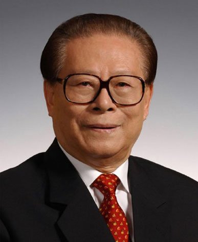 主席： 江泽民1993年3月～1998年3月(第八届全国人大期间)　　主　席： 江泽民　　副主席： 荣毅仁　　1998年3月～2003年3月(第九届全国人大期间)　　主　席： 江泽民　　副主席： 胡锦涛　　江泽民：生于1926年8月17日，江苏省扬州市人。1943年起参加地下党领导的学生运动，1946年4月加入中国共产党，1947年毕业于上海交通大学电机系。1993年3月在第八届全国人民代表大会第一次会议上当选为中华人民共和国主席、中华人民共和国中央军事委员会主席。1998年3月在第九届全国人民代表大会第一次会议上当选为中华人民共和国主席、中华人民共和国中央军事委员会主席。自幼喜爱篆刻艺术，读书。（来源：中华网）