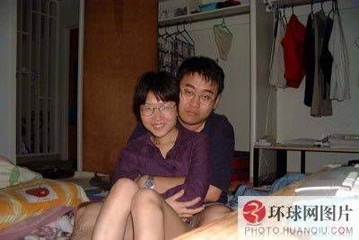 国内媒体报道，2005年8月，在美国留学的陈丹蕾央求丈夫何磊陪她去看心理医生，何磊开车去接她。当车开到一个僻静路段时，陈丹蕾突然掏出手枪，对准丈夫头部连开两枪，将尸体肢解后连同汽车一起遗弃在拉斐耶特市一个停车场。据陈丹蕾事后交代，作案后她打算自杀，可是死前又想回国看看，于是女扮男装化妆成丈夫的样子，持何磊的护照混出美国海关，但在上海浦东入境时被边检人员查获。（来源：中国网）