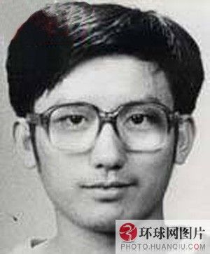 　国外媒体1991年11月报道，11月1日下午，爱荷华大学的中国留学生卢刚在其导师的课堂上旁听五分钟后，开枪枪打死他的导师、导师助理和其他四人，随后饮弹自尽。整个枪击过程不足20分钟，卢刚在自杀前总共向六个人开枪，除一女学生被击中脊椎，颈部以下全身瘫痪外，其余五人全部丧命。媒体随后呈现出两种态势，一种指责行凶者卢刚，另一种则将问题归结到亚裔融入美国主流社会所产生的文化冲突。至今，对此案的结果依然众说纷纭。（来源：中国网）