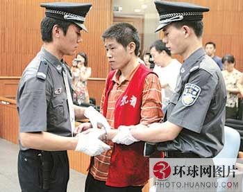 国内媒体2005年7月报道，2003年，殷兆辉通过网络与王某相识并恋爱，后来又分手。2004年11月殷兆辉、王某又相约会面，因为王某不愿分手，殷兆辉被激怒，猛掐王某颈部，致王某机械性窒息死亡，随后他又将王某尸体拖至宿舍阳台处并抛至楼下。引起社会广泛关注的北理工在读博士12楼推下女友摔死案今天上午在北京市第一中级法院审结，法院以故意杀人罪，判处殷兆辉无期徒刑，剥夺政治权利终身；赔偿被害人父母经济损失45万余元。（来源：中国网）