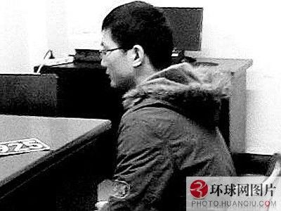 2009年12月23日凌晨，一辆黑色无牌轿车将来武汉打工的安陆小伙撞飞数十米后逃逸，导致其不治身亡。经警方调查，12月24日，武汉某著名高校在读博士生肖某被刑拘。警方将肖某抓获时，其所开的肇事车辆前后都挂着假军牌，身上还有假军官证，车内还有数枚假公章。（来源：中国网）