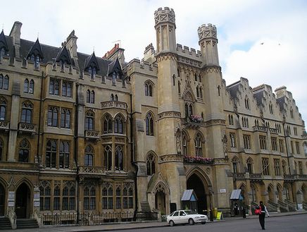 威斯敏斯特公学是一所非常有朝气的学校，学校尊重学术，尊重个体和个性，经典教学模式使学生富有灵性且成绩显著。在校学生来自世界各地，拥有不同的文化背景，学生们一般在13周岁时参加英国私立学校入学测试，威斯敏斯特自设奖学金测试，以获得入学资格。