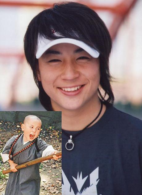 释小龙，内地头号功夫王子，大陆三小龙之一，初识释小龙是他1993年07月拍摄的《笑林小子》(又名《旋风小子》《卜派小子》) 饰 少林小和尚，那时的他乖巧伶俐，善舞枪弄棒。让我们惊叹怎会有如此聪明可爱+武功高强的小朋友。做梦都在想象自己以后也能生一个这样的宝宝。现在十几年过去，他到底变成啥样了。他依然从童星变成大人，与一个叫做何洁的超女一起恋爱着，享受着甜蜜的青春。