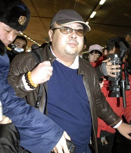 金正男的另外两名女人生活在澳门。一名据称是不久前开始分居的李慧静。李慧静和儿子、女儿生活在一起。金正日去世后，长子金正男开始公开批评朝鲜的三代世袭，引起外界关注。日本《读卖新闻》报道称，金正男回朝鲜时，朝鲜国防委员会副委员长、金正日妹夫、金正恩姑父的张成泽呼吁金正男，停止批评朝鲜体制。