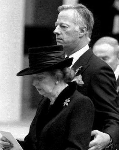 马克·撒切尔给母亲带来了很麻烦：他追“富婆”闹离婚不付孩子抚养费，涉嫌资助未遂政变遭国际通缉，经商不规矩，曾有“商界扒手”之称。