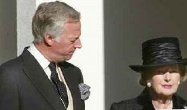 在英国媒体眼里，马克被撒切尔惯坏了，他非常自负，难以相处。他父亲去世后，马克世袭了男爵的头衔。好在他有自知之明，没有选择步入政坛，而是选择经商。