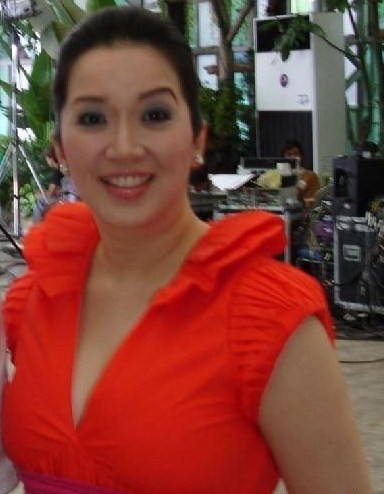 菲律宾前总统科拉松·阿基诺的女儿克丽丝·阿基诺，是目前菲律宾红得发紫的脱口秀节目主持人。克丽丝主持的不只是一个节目，她会在早上的名人访谈节目、晚间的游戏节目，或者是周末的八卦时段里，向你讲述她生活中的点点滴滴。