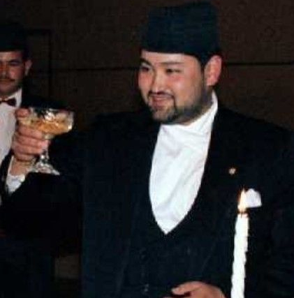 尼泊尔王储迪彭德拉2001年6月1日晚，尼泊尔王储迪彭德拉开枪杀死了尼泊尔国王、王后、王子、公主等12名皇室成员，然后开枪自杀。尼泊尔内务部长拉姆·恰德拉·波德尔说：“他首先开枪打死其他人，然后就自杀了。”该报引用熟悉尼泊尔王室人员的消息称，迪彭德拉王储在自杀后被紧急送往医院进行手术抢救，于6月2日凌晨在医院中死亡。