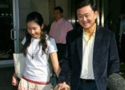 他信之女屏东坦·西纳瓦，屏东坦曾经以每股1铢的价格购入泰国一家通讯公司3292万股股票，随后转手以近50倍的价格卖给一家新加坡公司，没有缴税。