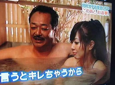 古时的日本人爱洗澡，干了活儿出了很多汗以后烧一大盆洗澡水，一个个轮流去洗，有时为了节约热水大家挤在一起泡澡，久而久之一家人在一起泡澡就成了日本传统的亲子方式了。（来源：网易教育频道综合）