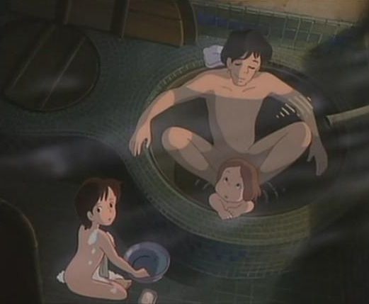 宫崎骏的动画电影《龙猫》中，主人公小月、妹妹小梅和爸爸一起洗澡。（来源：网易教育频道综合）