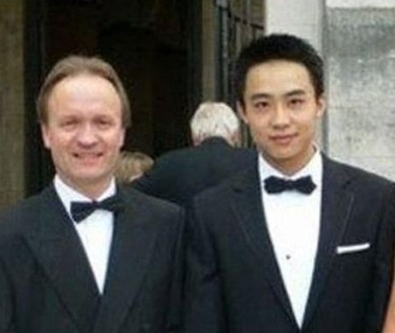 各国的领导人都有自己的子女，有的勤奋好学成为父母的得力助手，但是有的却花天酒地给自己的父母带来了很坏的影响。这组图片让网友了解世界各国领导人的“败家子女”。