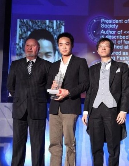 各国的领导人都有自己的子女，有的勤奋好学成为父母的得力助手，但是有的却花天酒地给自己的父母带来了很坏的影响。这组图片让网友了解世界各国领导人的“败家子女”。